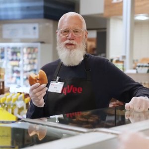 David Letterman Dons Apron for Surprise Shift at Iowa Grocery Store