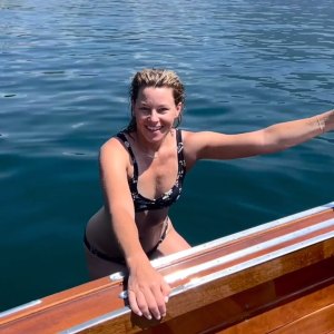 Elizabeth Banks Says Her Bikini Bum Is a Result of 'Squats' and 'Good Lighting'