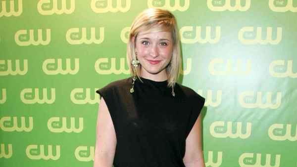 Feature Smallville Alum Allison Mack Released From Jail Following Prison Sentence for Role in Sex Cult NXIVM