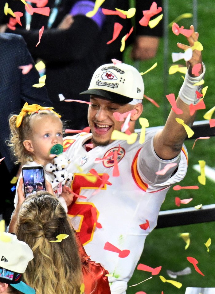Patrick Mahomes'in Kızı Sterling, Eğitim Kampı 345'e Gitmeden Önce Ona En Tatlı Hoşçakalını Veriyor