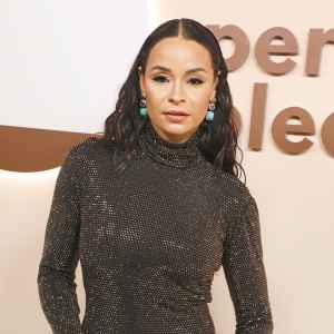 Sai De Silva Tries to Line Her Lips in Moving Car