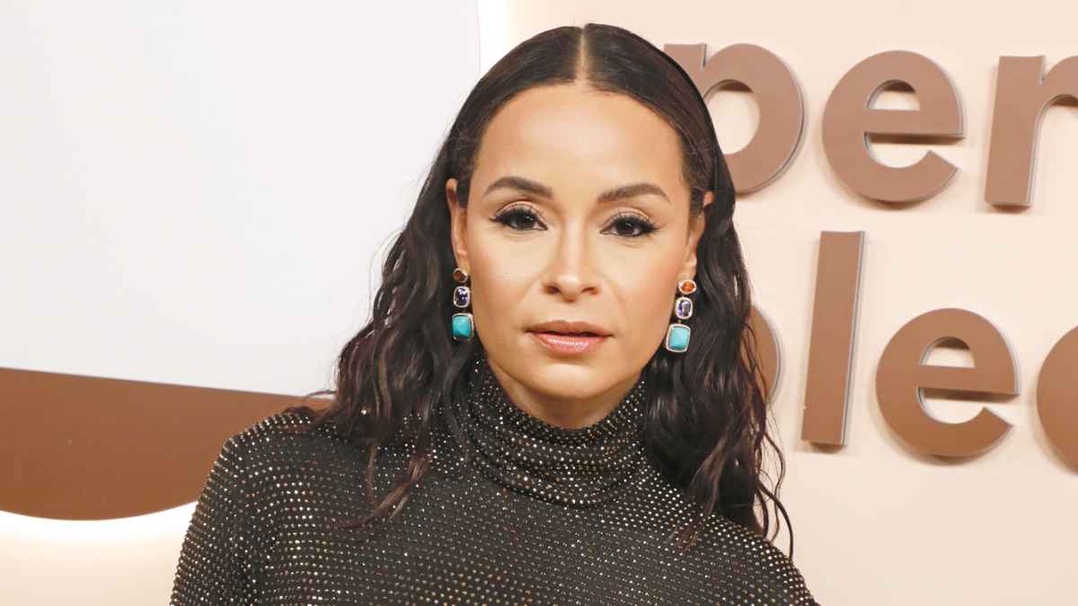 Sai De Silva Tries to Line Her Lips in Moving Car