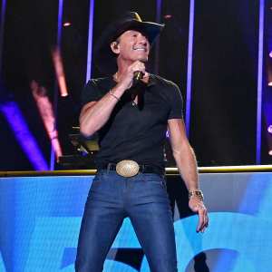 Tim McGraw Hopes He s Spry Enough to Dodge and Duck If Concertgoers Throw Things on New Tour 389