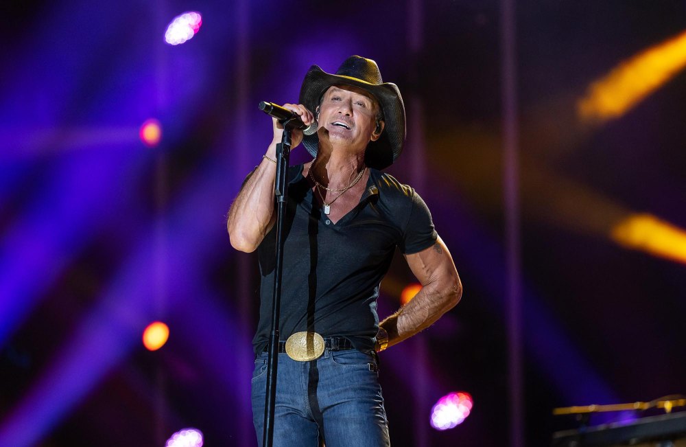 Tim McGraw Hopes He s Spry Enough to Dodge and Duck If Concertgoers Throw Things on New Tour 390