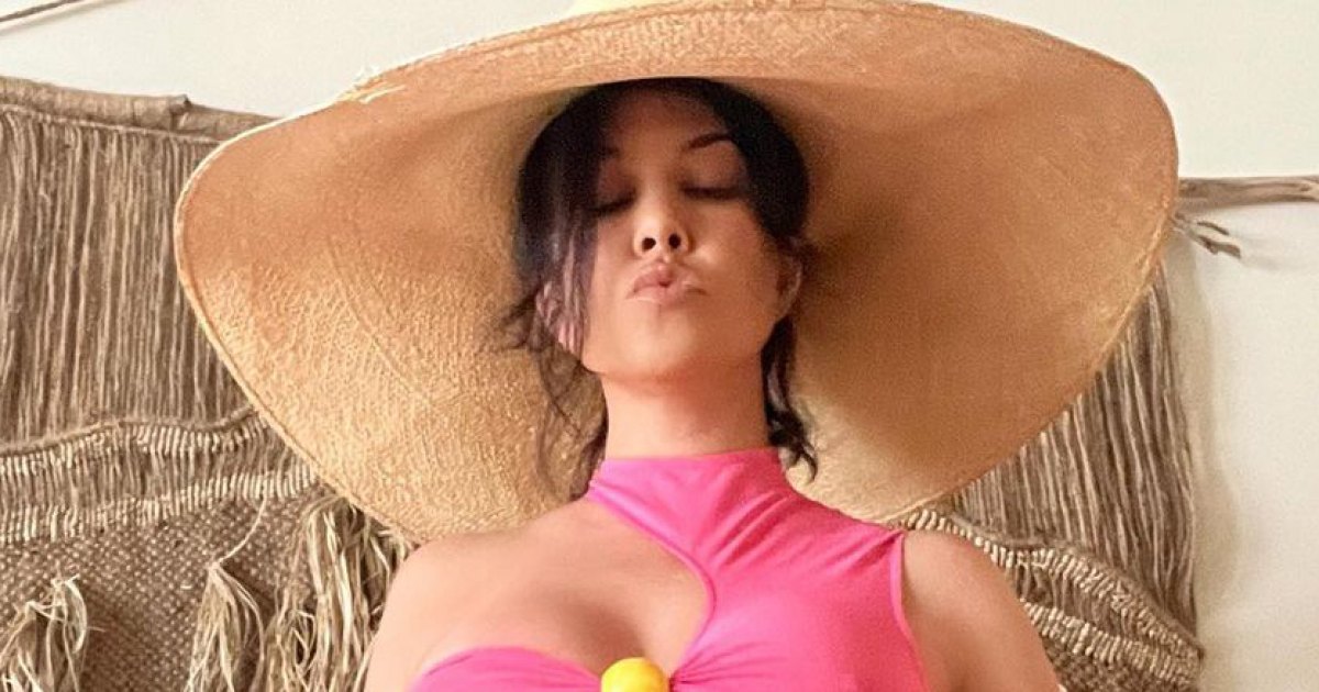 promo Pregnant Kourtney Bares Baby Bump in Pink Bikini During Hawaii Getaway