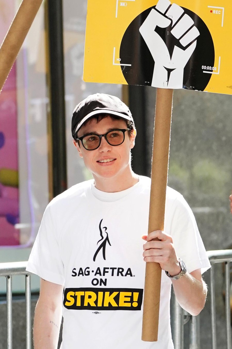 Celebrities Who ve Joined the SAG-AFTRA Strike Picket Lines Kevin Bacon Olivia Wilde and More 271