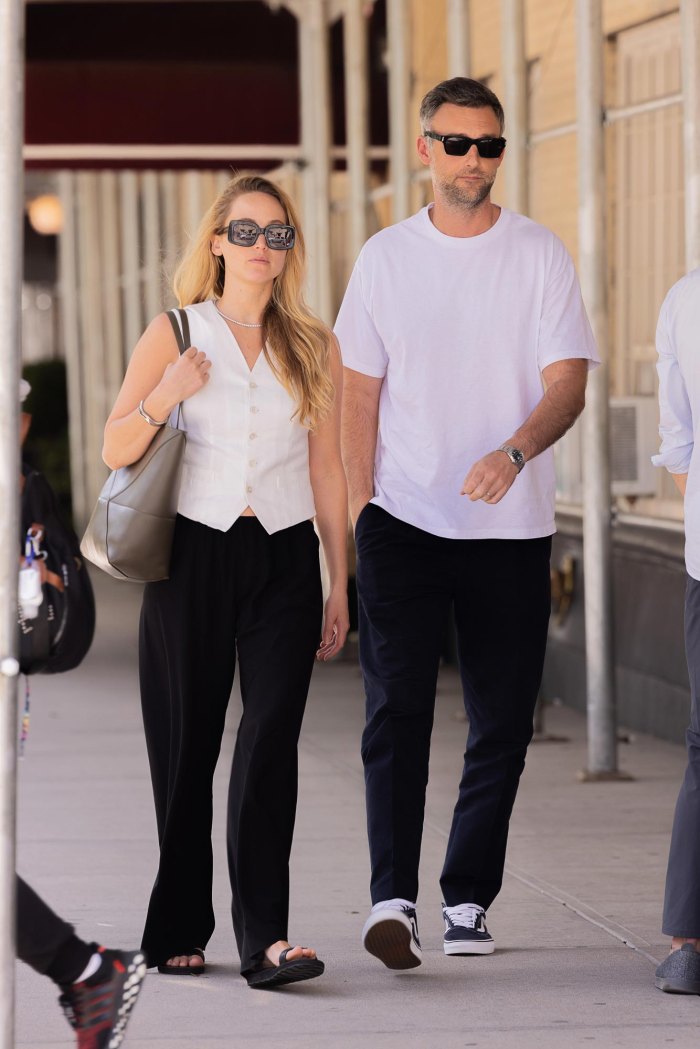 Jennifer Lawrence Matches With Husband Cooke Maroney While Strolling Through Central Park 304