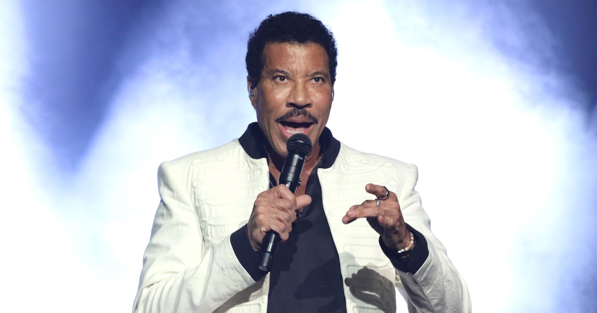 Lionel Richie Says He ‘Tried to Bribe’ Pilot to Avoid Canceling Recent Gig Lionel Richie Says He ‘Tried to Bribe’ Pilot to Avoid Canceling Recent Gig