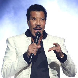 Lionel Richie Says He Attempted to Bribe Plane Pilot to Avoid Canceling Recent Gig