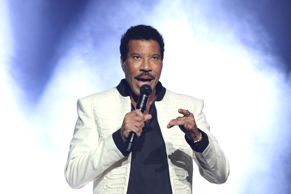 Lionel Richie Says He Attempted to Bribe Plane Pilot to Avoid Canceling Recent Gig