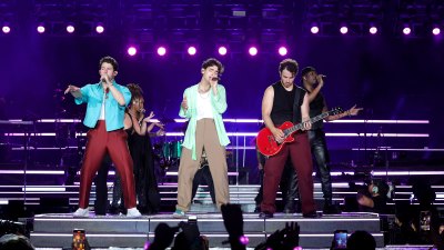 Découvrez le style groovy des Jonas Brothers dans « The Tour » : des chemises transparentes aux pantalons à paillettes