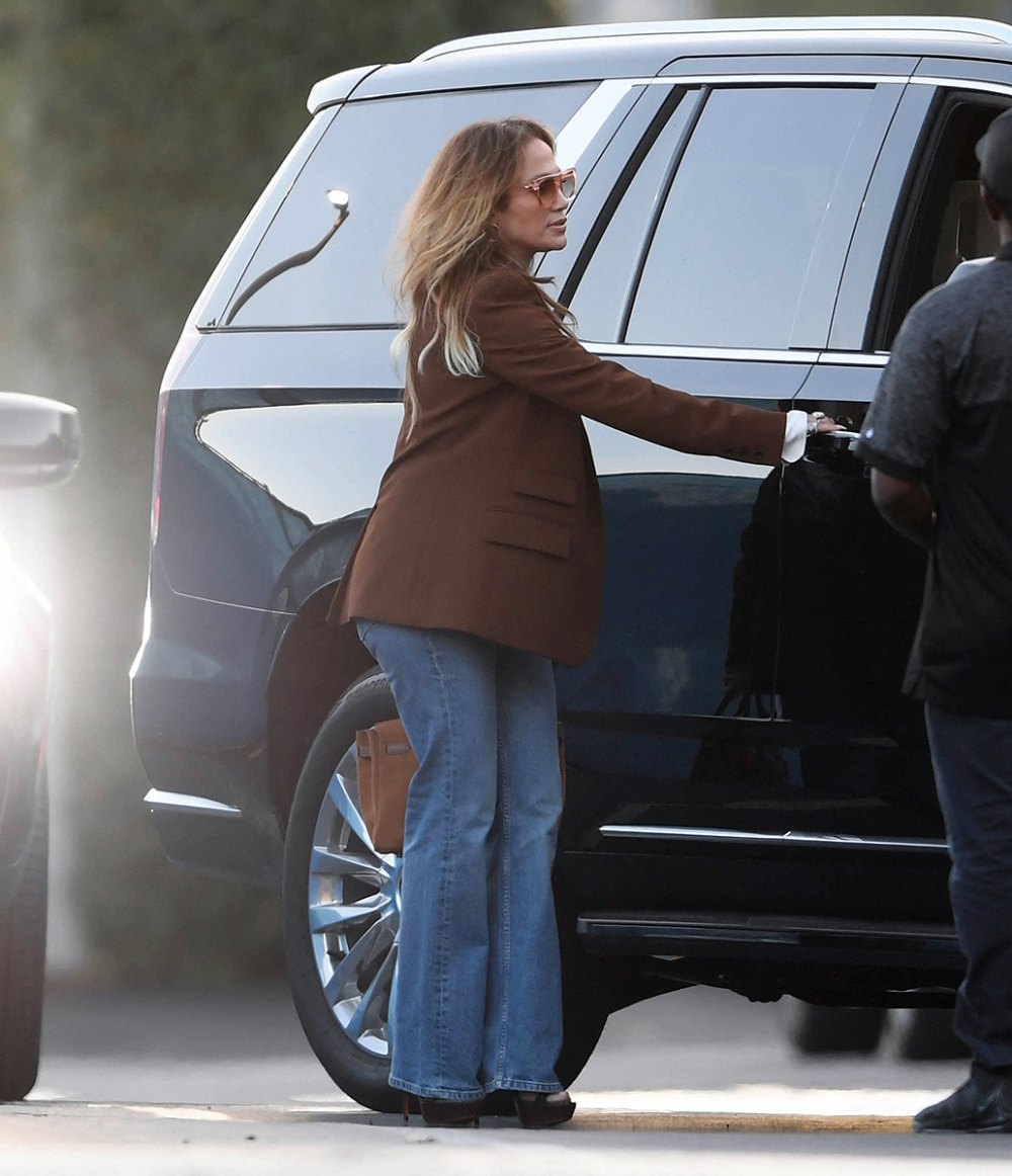 jennifer-lopez-brown-blazer-3