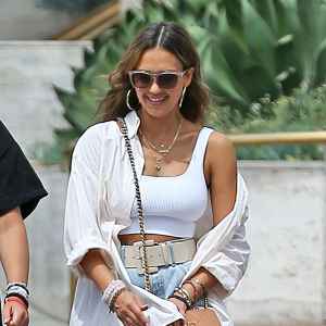 jessica-alba-ribbed-bra-top
