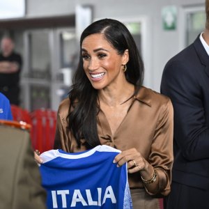 Meghan Markle hoop earrings