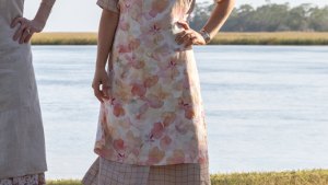 Julianne Moore as Gracie Atherton-Yoo and Natalie Portman as Elizabeth Berry in May December.