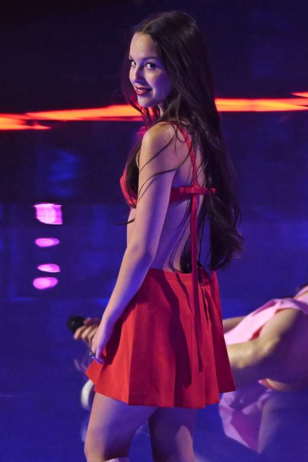 Olivia Rodrigo Confuses Audience With Stage Malfunction At The 2023 olivia-rodrigo-confuses-audience-with-stage-malfunction-at-the-2023