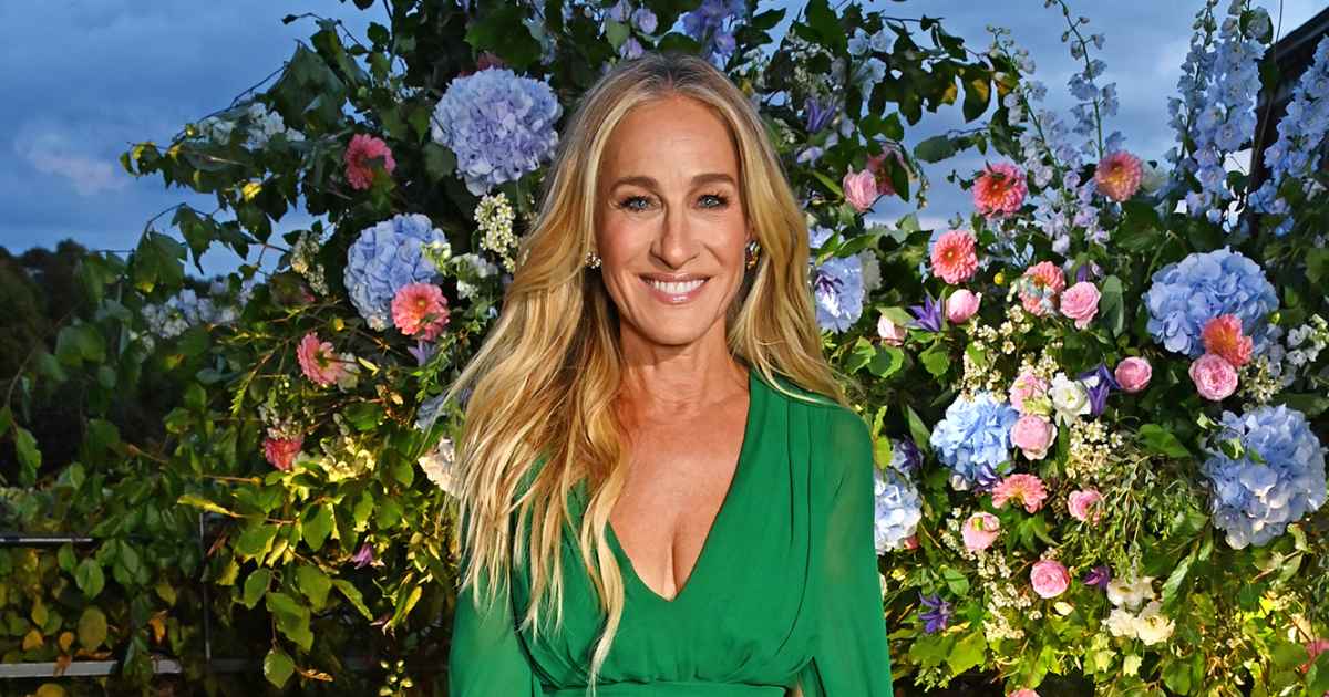 sarah jessica parker green dress Sarah Jessica Parker Wears Shoes From 'SATC' Movie on Revival Set
