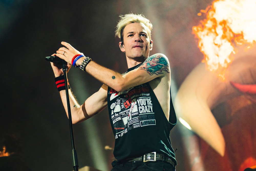 Sum 41 Deryck Whibley Not Out Of The Woods After Pneumonia Battle