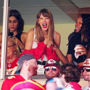 Swiftie Guide to Travis Kelce Everything to Know Taylor Swift Cheering