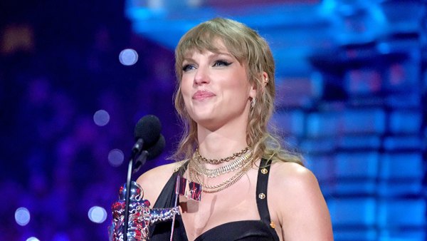 Taylor Swift Calls on Fans to Vote