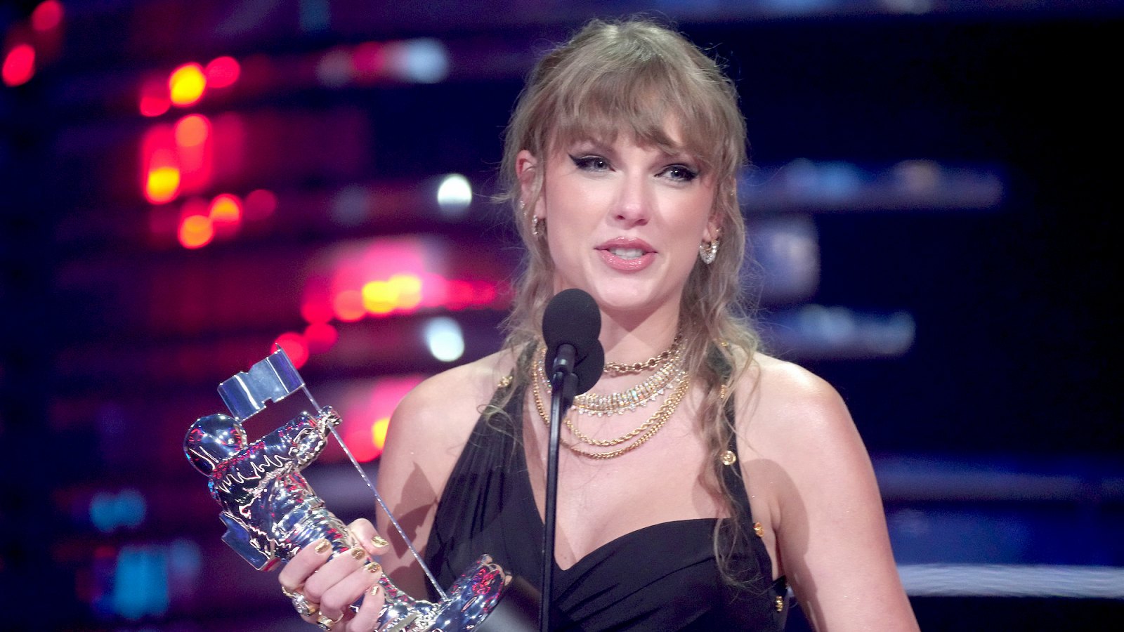 Taylor Swift Wins Song of the Year at the MTV Video Music Awards