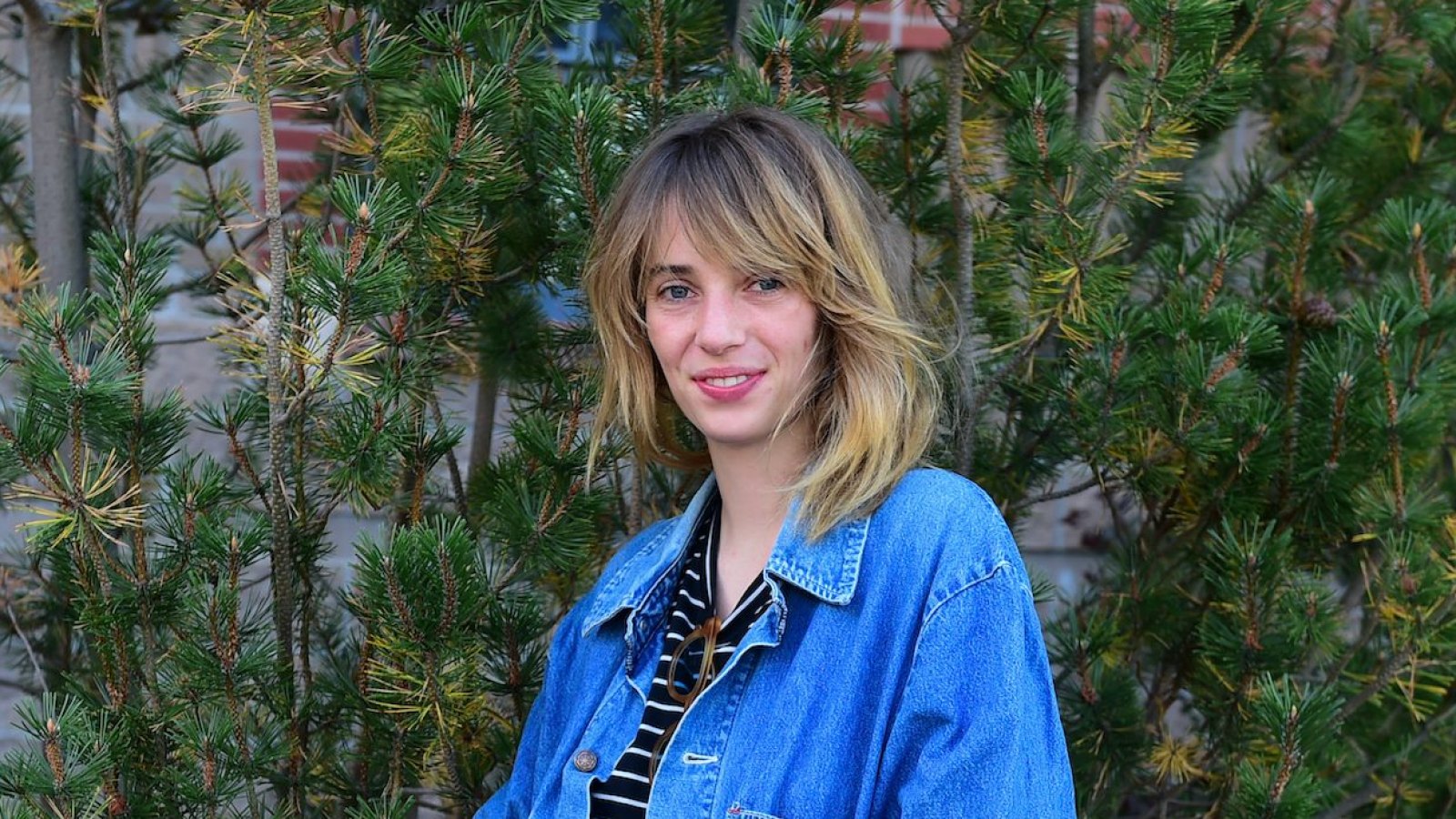 Why-Maya-Hawke-Thinks-Her-Family-Is-The-Boring-Indie-Kardashians-feature