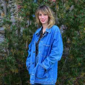 Why-Maya-Hawke-Thinks-Her-Family-Is-The-Boring-Indie-Kardashians-feature
