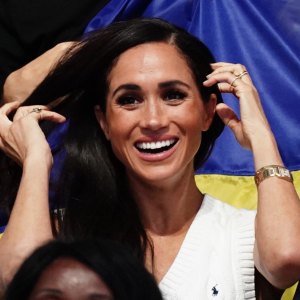 meghan-markle-white-sweater-vest