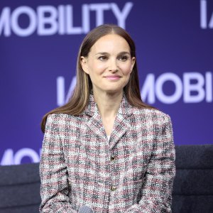 natalie-portman-plaid-blazer-skirt-set