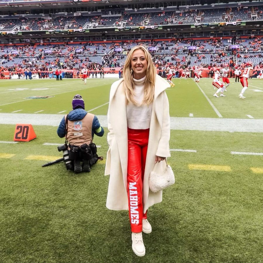 Brittany Mahomes Gears Up For Icy Weather With Cream Trench Coat and Leather Pants 611