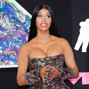 Cardi Bs Makeup Artist Successfully Tailors Rappers Dress Using TikTok Hack on a Plane