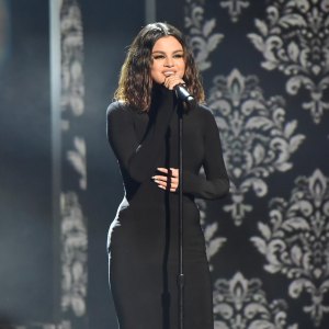 Inside Selena Gomez s Surprise Performance With Coldplay — Her 1st Live Show in Nearly 2 Years 394
