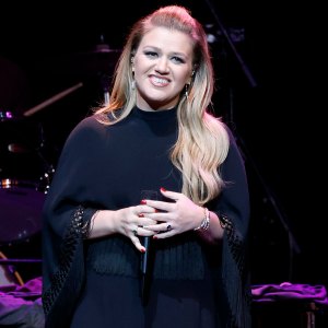 Kelly Clarkson celebrates return of her TV talk show singing James Browns I Got You