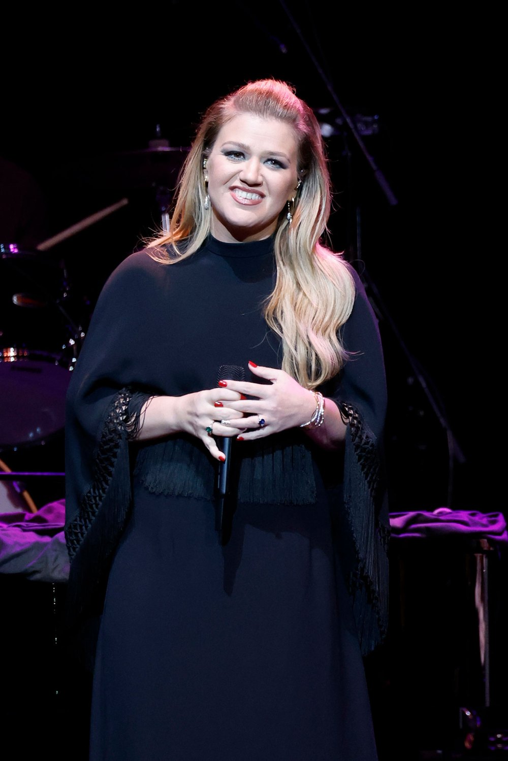 Kelly Clarkson celebrates return of her TV talk show singing James Browns I Got You