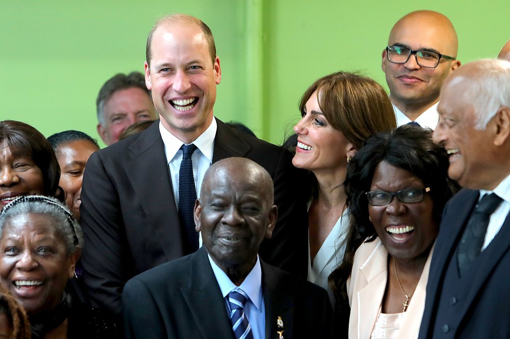 Le prince William veut savoir « qui me pince les fesses » lors d'une photo de groupe lors de sa visite au Pays de Galles