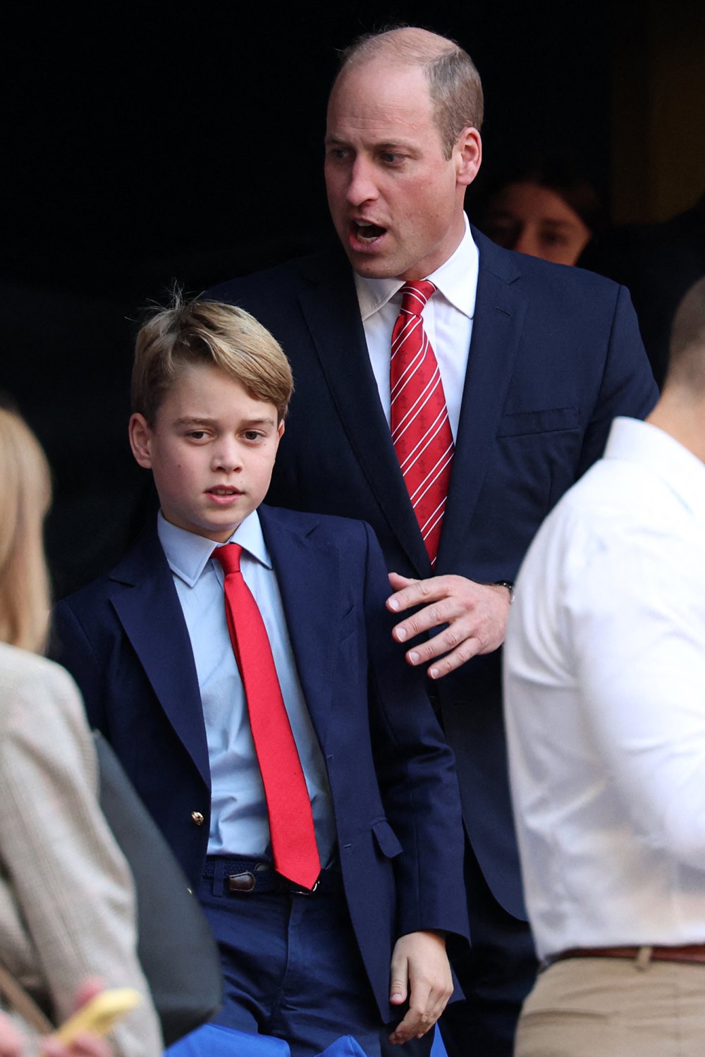 Le prince William et le prince George se jumelent en cravates rouges lors de la Coupe du monde de rugby