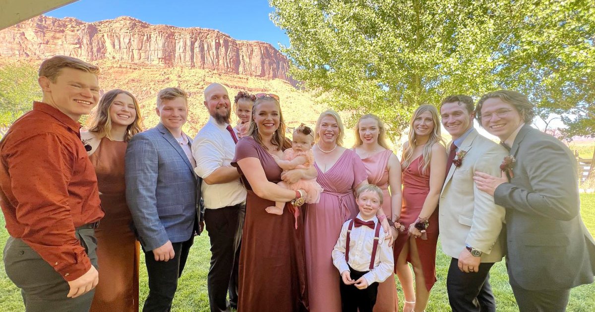 Sister Wives' Janelle Brown Poses With Kids at Christine's Wedding