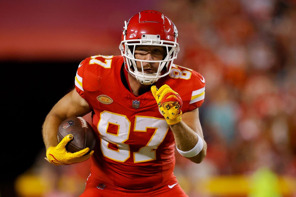 Taylor Swift Chats It Up With Travis Kelce Dad at Latest Chiefs Game 4