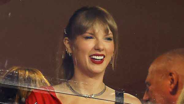 Taylor Swift Rocks Sports Commentator Erin Andrews Kansas City Chiefs Jacket
