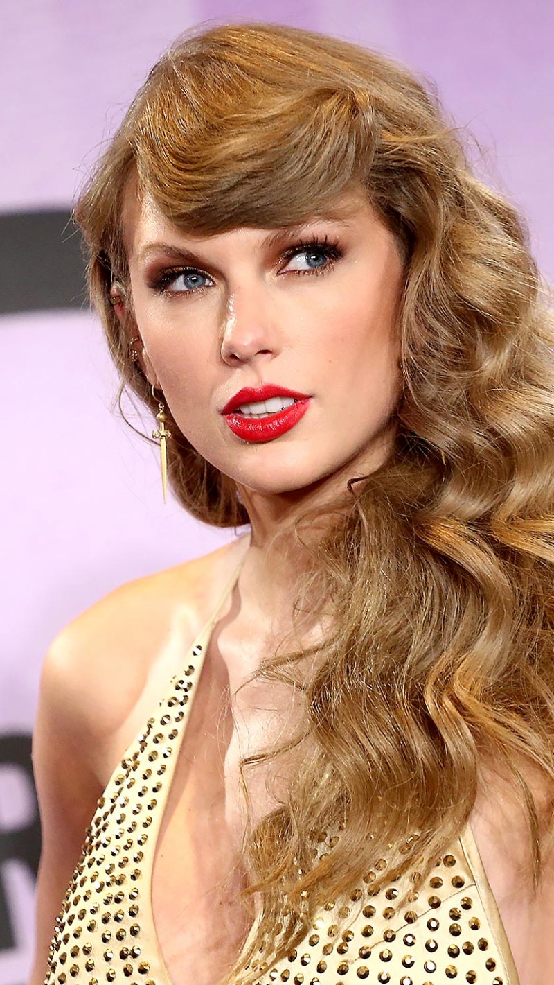 Taylor-Swifts-Family-Guide-Meet-the-Singers-Supportive-Parents-and-Younger-Brother1.jpg?w=800&h=1421&crop=1&quality=86&strip=all