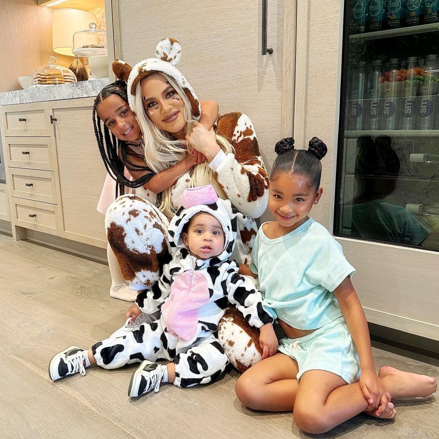 The Kardashian-Jenner Family s 2023 Halloween Costumes 90s Movie Icons and More 688