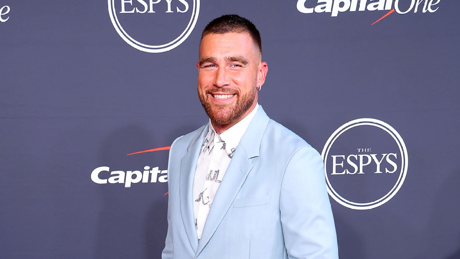 Travis Kelce Hilariously Accepts On the Map Friendship Bracelet From Swifie 3