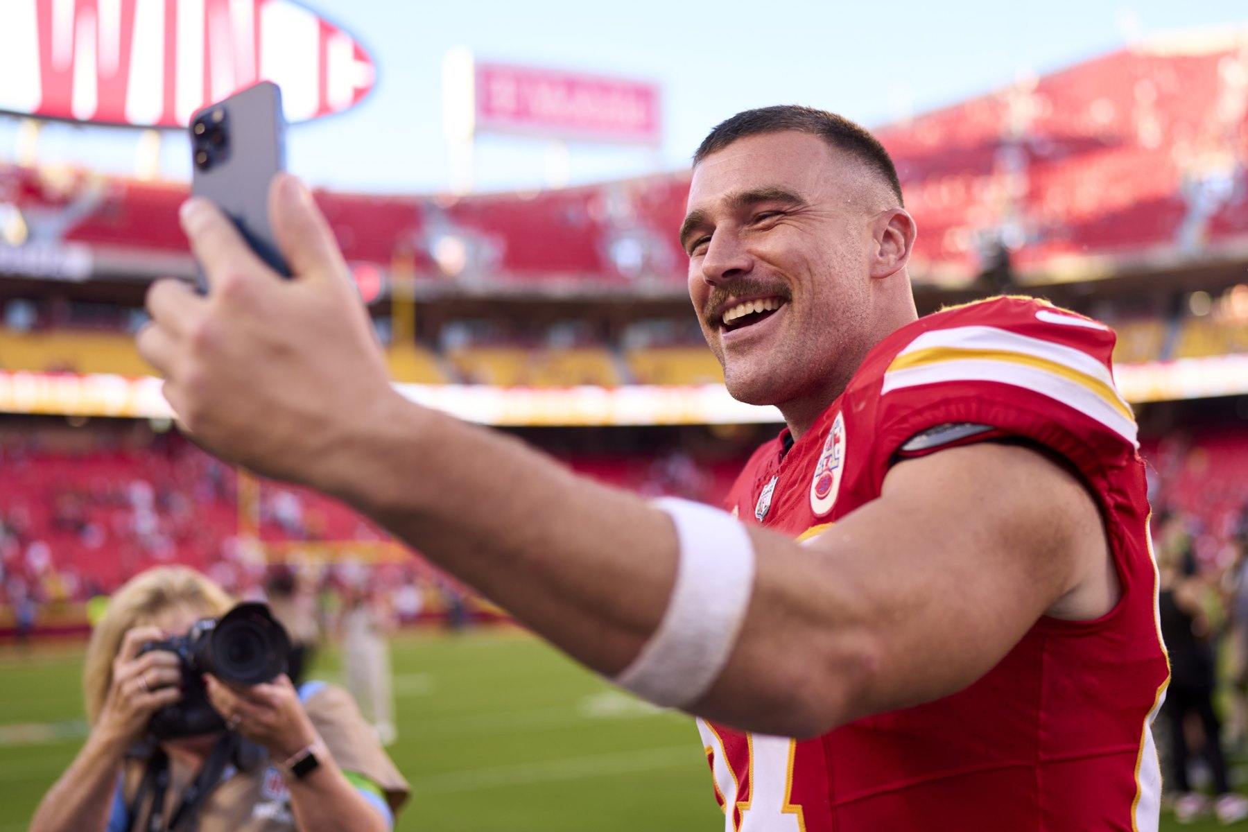 Travis Kelce s Mom Donna Kelce And Taylor Swift Hug At Chiefs Game Us travis-kelce-s-mom-donna-kelce-and-taylor-swift-hug-at-chiefs-game-us
