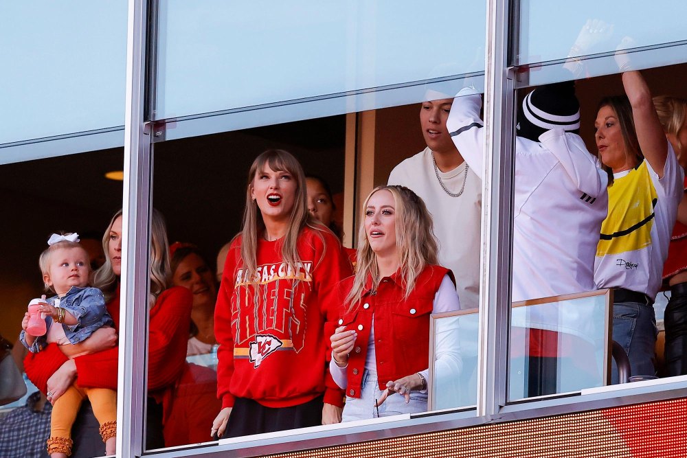 Travis Kelce Proves He s the Kansas City Chiefs No. 1 Hype Man During Los Angeles Chargers Game 458