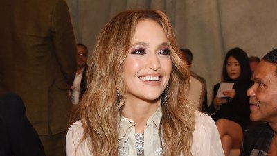 jennifer-lopez-fuzzy-white-coat