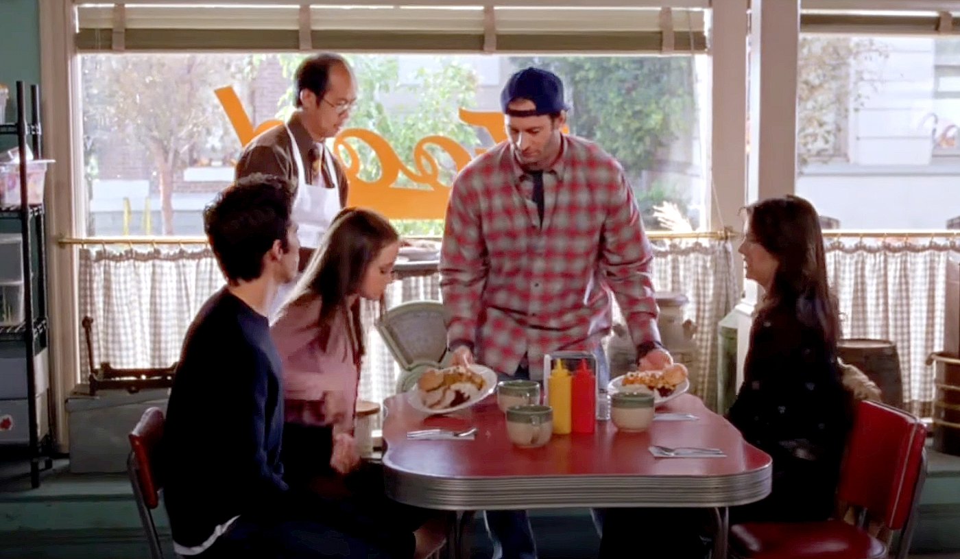 Best Fall Gilmore Girls Episodes to Watch on Thanksgiving Us