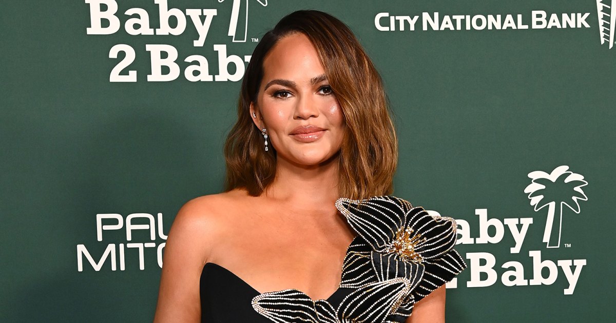 ‘Oh!’ Chrissy Teigen’s Dress Splits Open at Baby2Baby Gala ‘Oh!’ Chrissy Teigen’s Dress Splits Open at Baby2Baby Gala