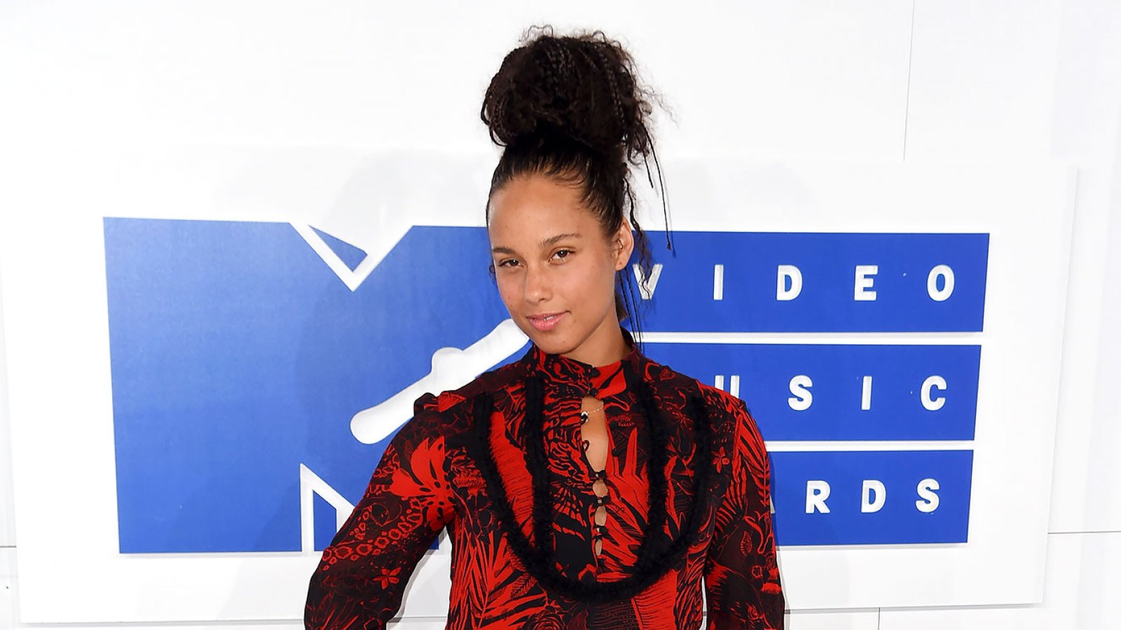 Feature Alicia Keys Says Clothes and Makeup Were Her Armor No Makeup