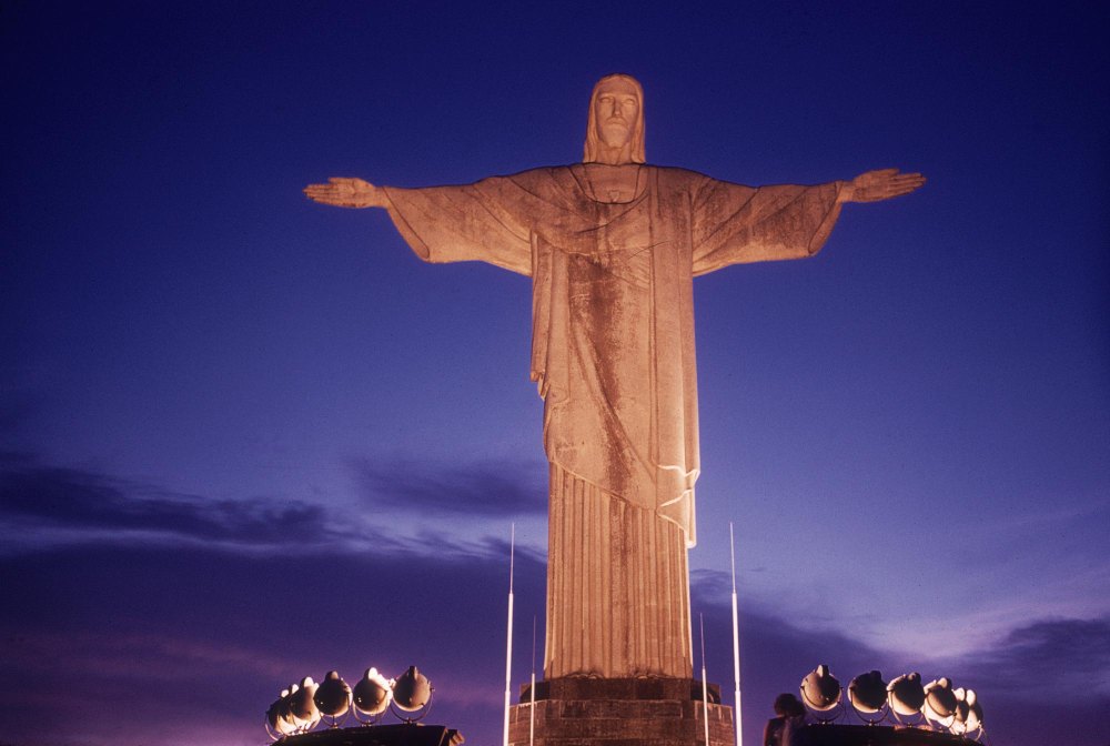Mayor of Rio de Janeiro Eduardo Paes Wants Taylor Swift Shirt to Project on Jesus Christ Statue 017