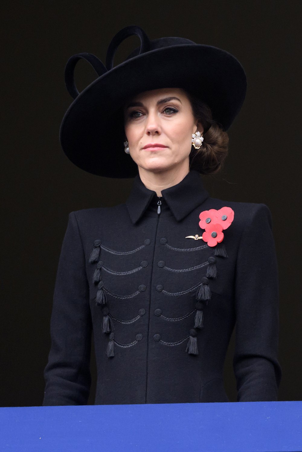 La princesse Kate réutilise le diamant et la broche en perles de la reine Elizabeth comme boucles d'oreilles le dimanche du Souvenir